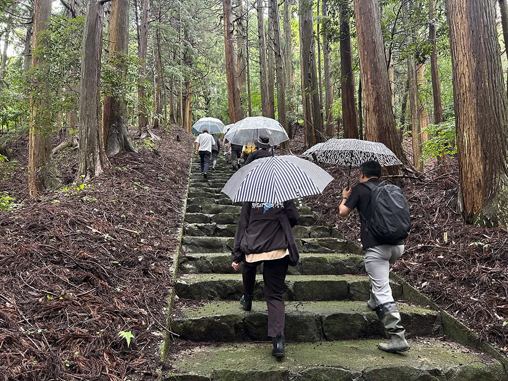 雨の中でしたが、庭園や伊吹神社のほうまでご案内。